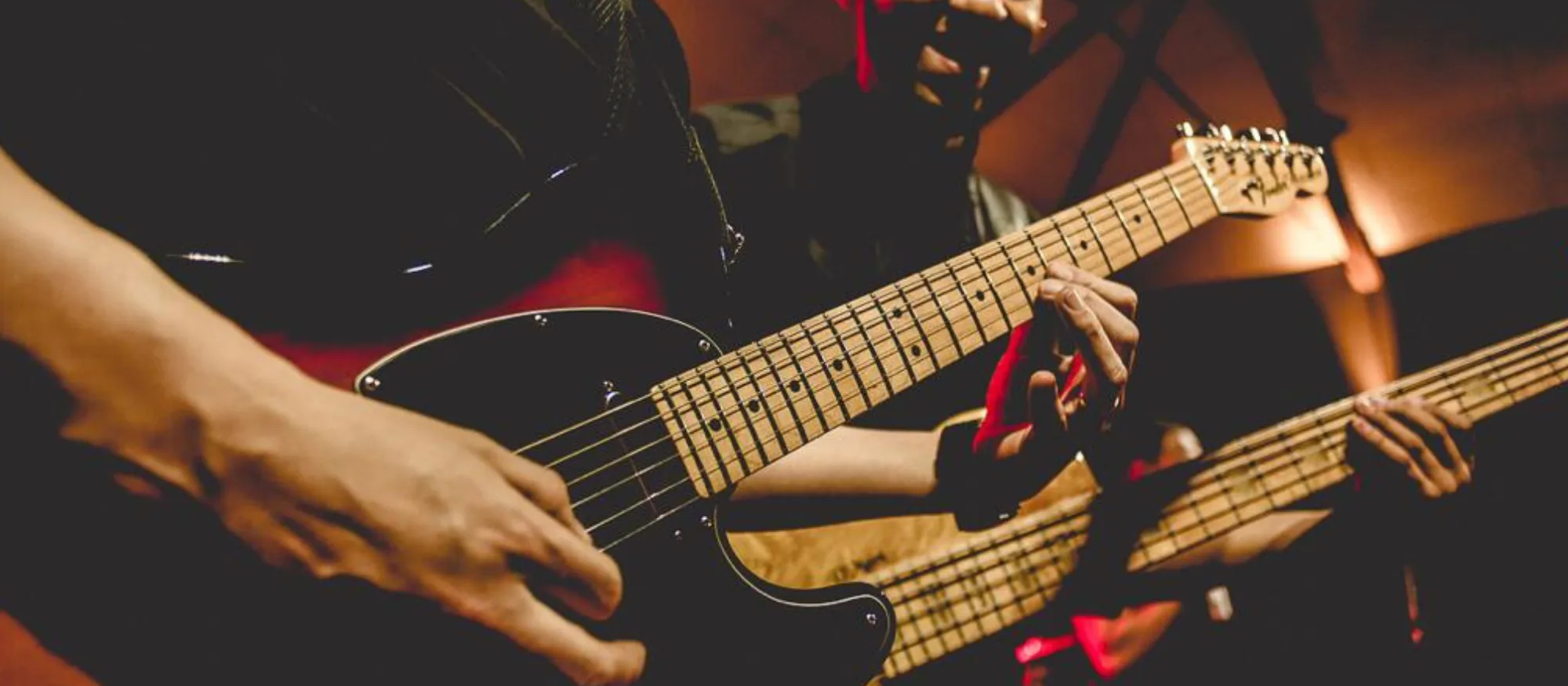 Banda M7 em apresentação ao vivo em evento premium em São Paulo
